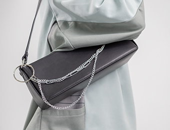 Черная квадратная сумка SHUTOVA с серебристыми цепями.
